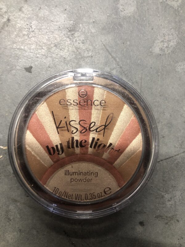 Essence kissed by the light illuminating powder